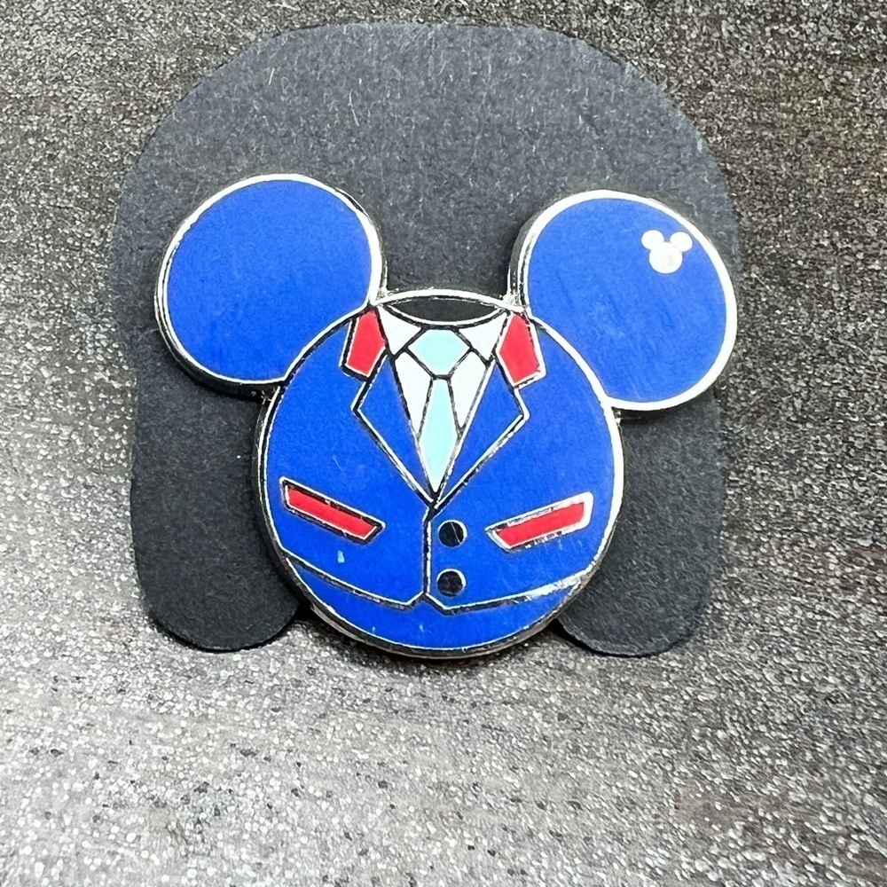 Disney 2011 WDW Soarin' Epcot Uniform Mickey Head Icon Hidden Mickey Trading Pin